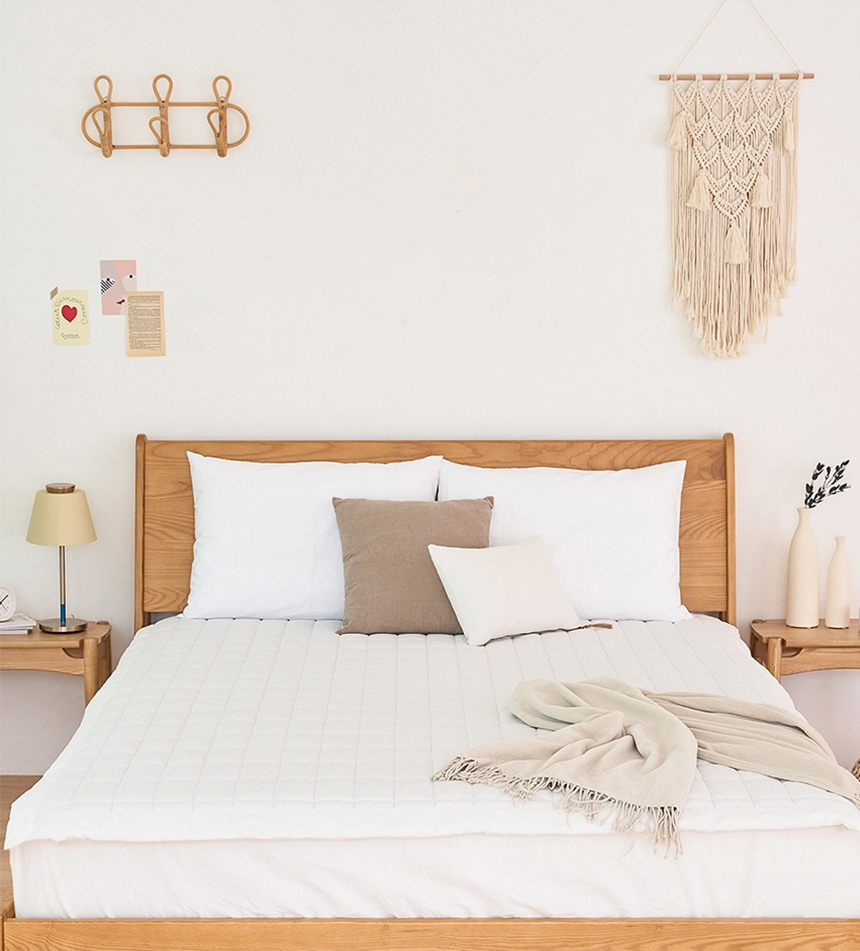 Dr.Friend Sleep Pad in white displayed on a neatly styled bed, creating a clean and tidy bedroom atmosphere