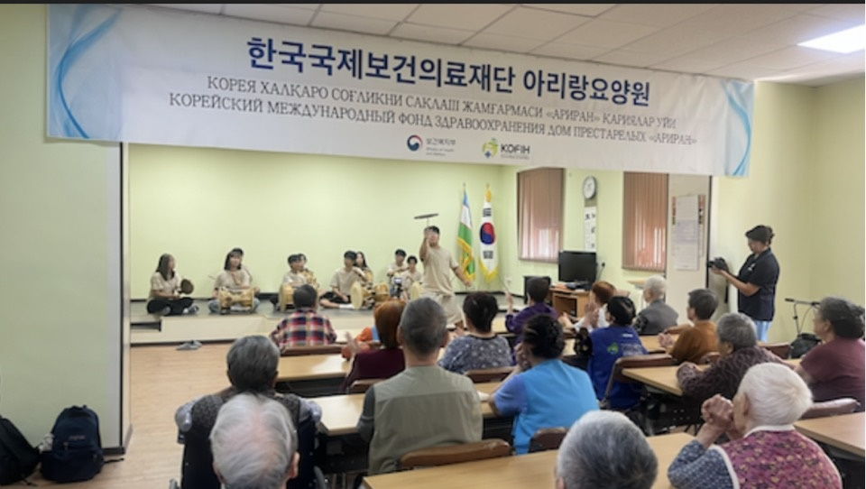 고려인 어르신들을 위한 동백학생들의 풍물 공연