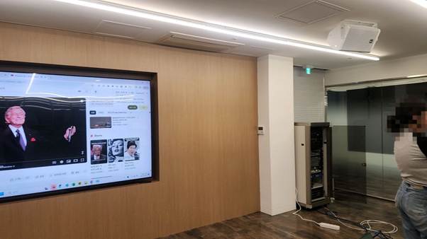 텍스트, 실내, 벽, 의류이(가) 표시된 사진  AI 생성 콘텐츠는 정확하지 않을 수 있습니다.