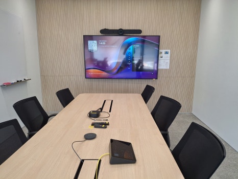 실내, 가구, 벽, 테이블이(가) 표시된 사진  AI 생성 콘텐츠는 정확하지 않을 수 있습니다.