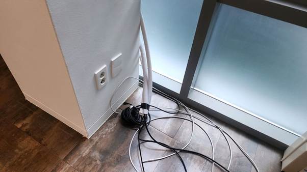 실내, 벽, 바닥재, 케이블이(가) 표시된 사진  AI 생성 콘텐츠는 정확하지 않을 수 있습니다.