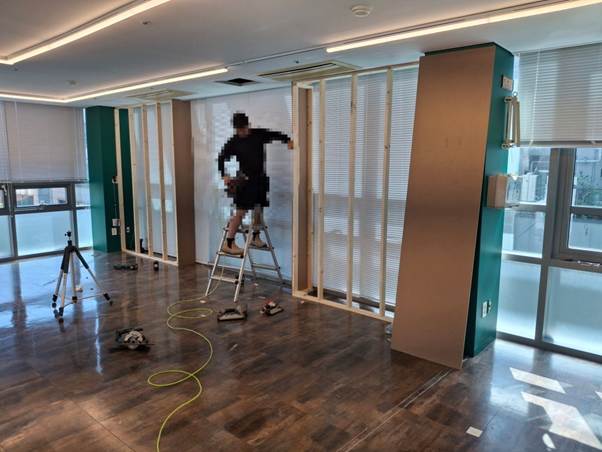 실내, 바닥재, 천장, 벽이(가) 표시된 사진  AI 생성 콘텐츠는 정확하지 않을 수 있습니다.