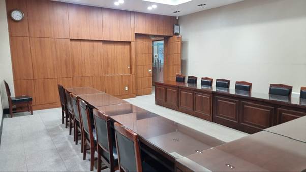 실내, 벽, 가구, 수납장이(가) 표시된 사진

AI 생성 콘텐츠는 정확하지 않을 수 있습니다.