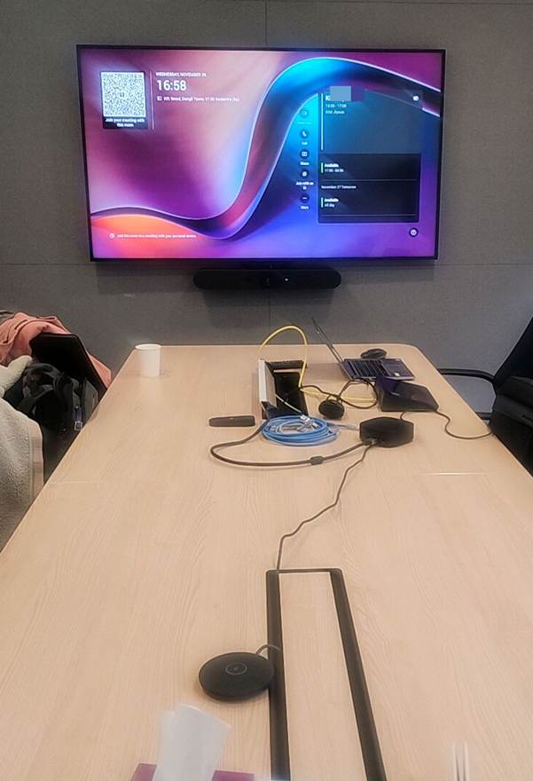 텍스트, 실내, 디스플레이 장치, 벽이(가) 표시된 사진  AI 생성 콘텐츠는 정확하지 않을 수 있습니다.