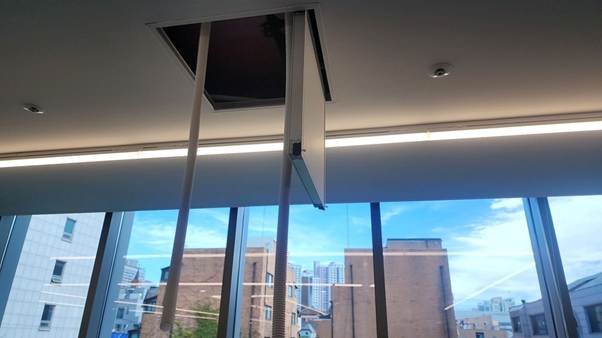 건물, 하늘, 창문, 일광이(가) 표시된 사진  AI 생성 콘텐츠는 정확하지 않을 수 있습니다.