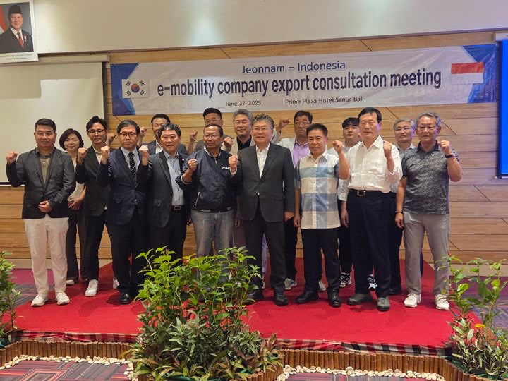 장세일 영광군수(앞줄 오른쪽 네 번째)가 이끄는 인도네시아 시장개척단이 현지에서 전기이륜차 등 소형 e-모빌리티 산업의 수출 확대 판촉 활동을 펼치고 있다. (사진=영광군 제공) photo@newsis.com *재판