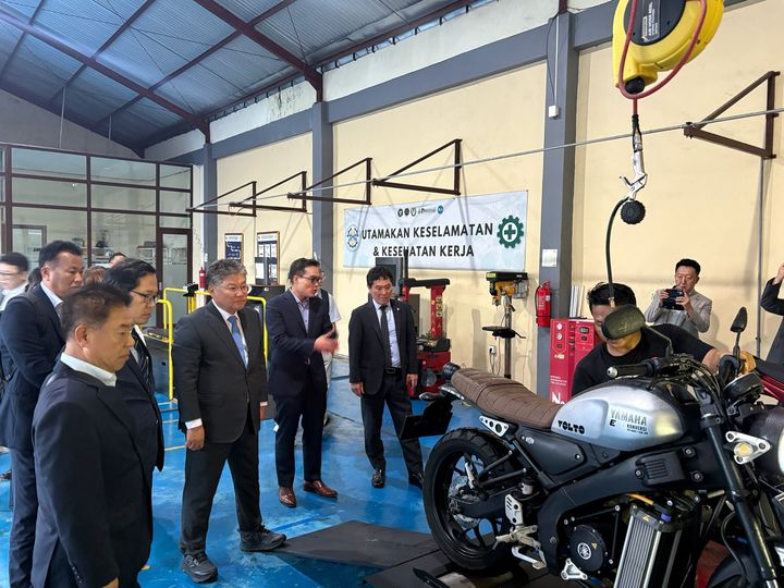 장세일 영광군수가 이끄는 인도네시아 시장개척단이 현지에서 전기이륜차 등 소형 e-모빌리티 산업의 수출 확대 판촉 활동을 펼치고 있다. (사진=영광군 제공) photo@newsis.com *재판매 및 DB 금지