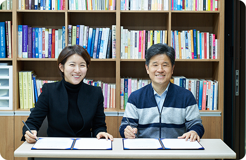 신디와 한국정서중심치료센터 MOU 체결 사진