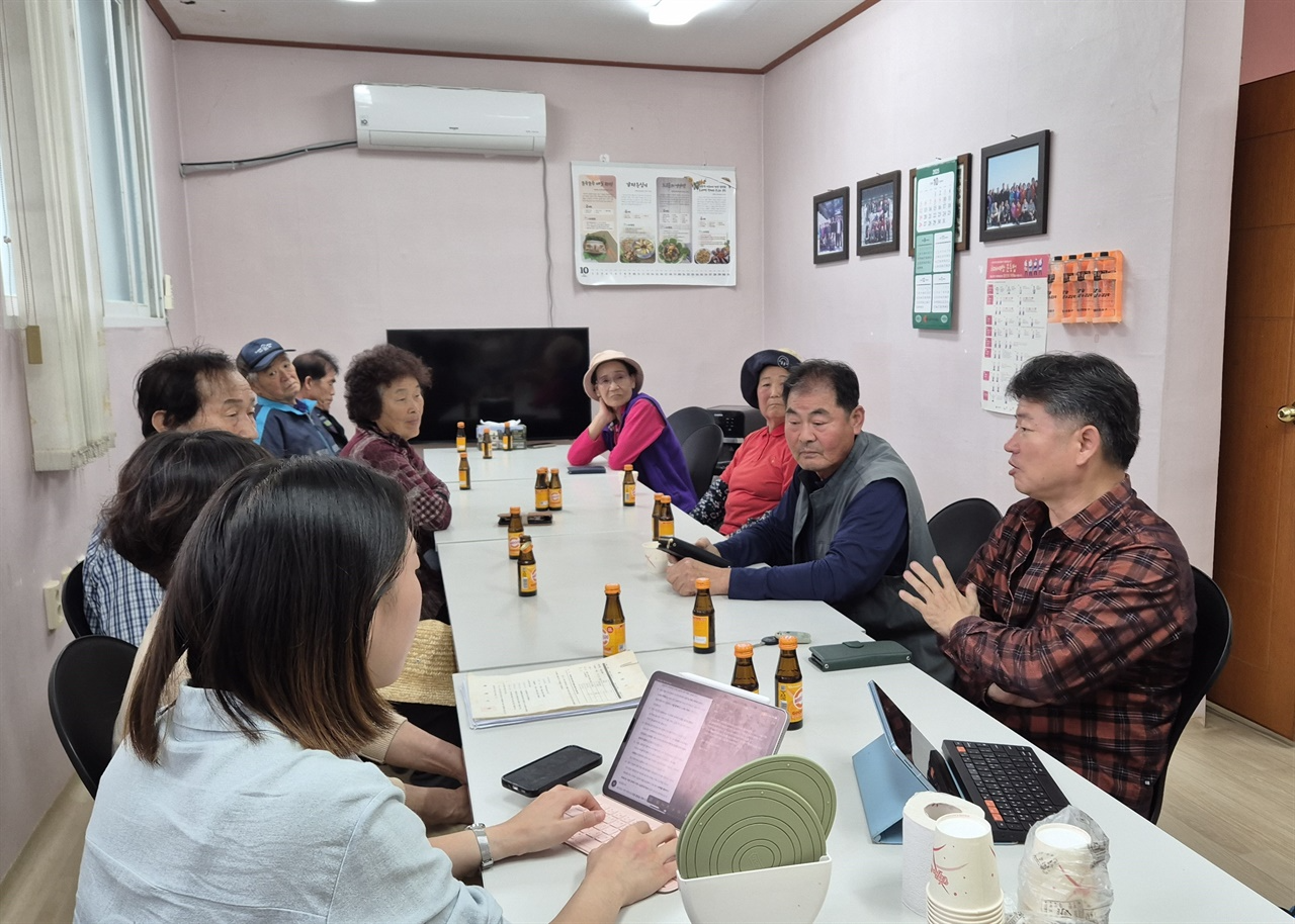 송한2리 마을회관 주민들