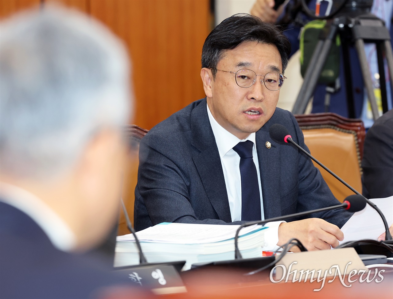 ▲이용우 더불어민주당 의원이 지난 23일 국회에서 열린 기후에너지환경노동위 국정감사에서 섬발전소 노동자 부당해고 문제와 관련해 김동철 한국전력공사 사장에게 질의하고 있다. 출처:남소연