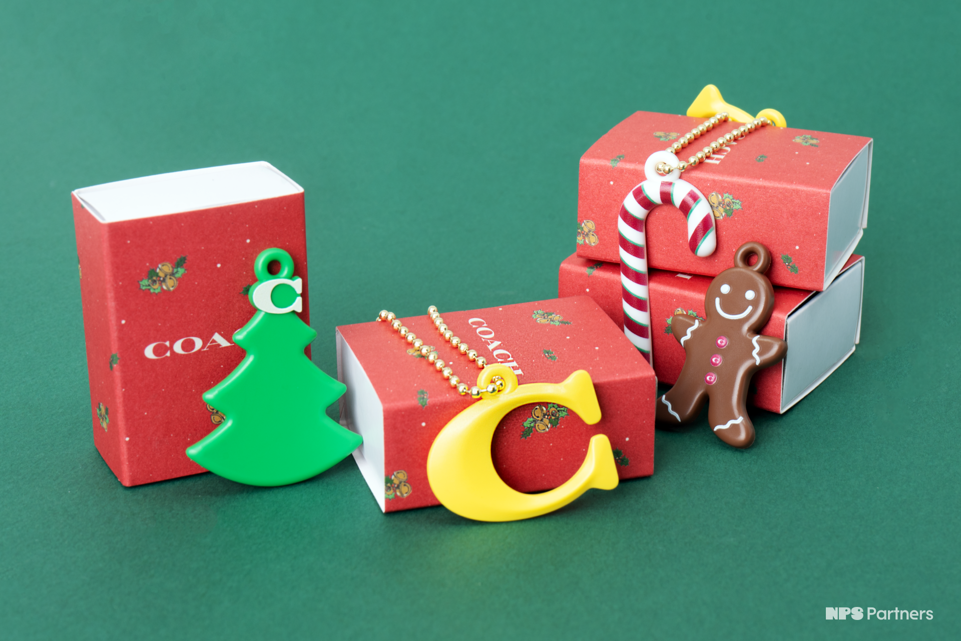 3_2비율_11_비카인드_코치 키링_제품_연출컷3.png