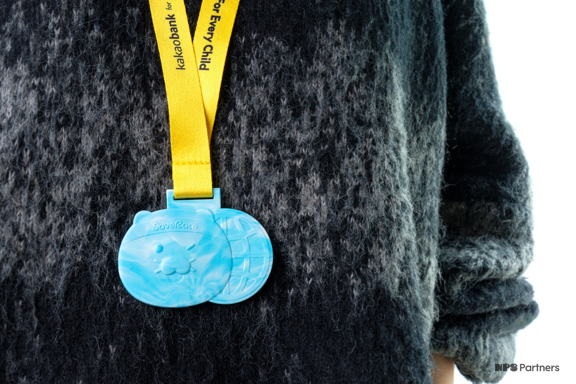 3_2비율_12_카카오뱅크_세이브레이스 춘식이 기념 메달_연출샷3.png