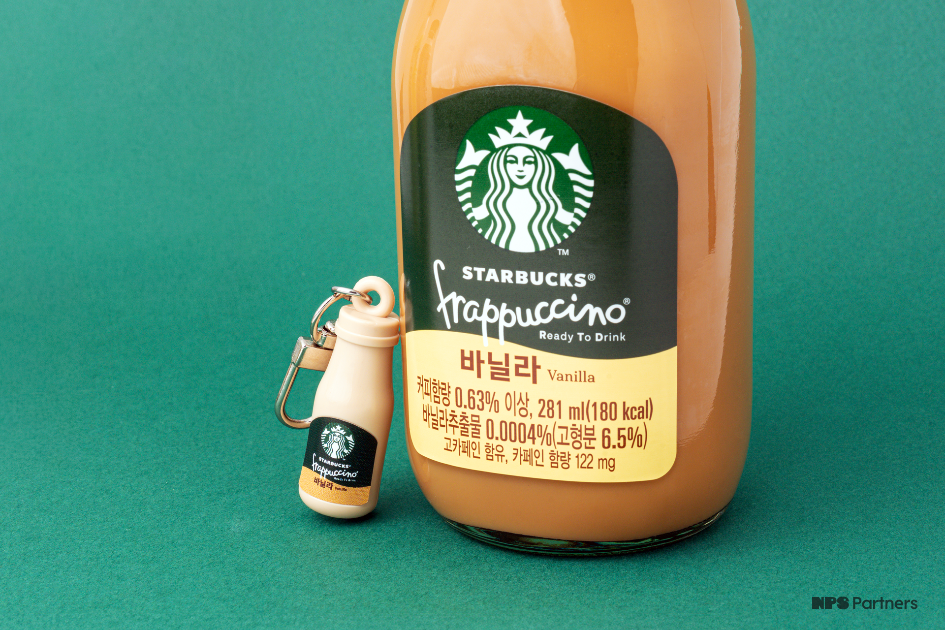 3_2비율_12_스타벅스_음료3종_제품_연출샷4.png