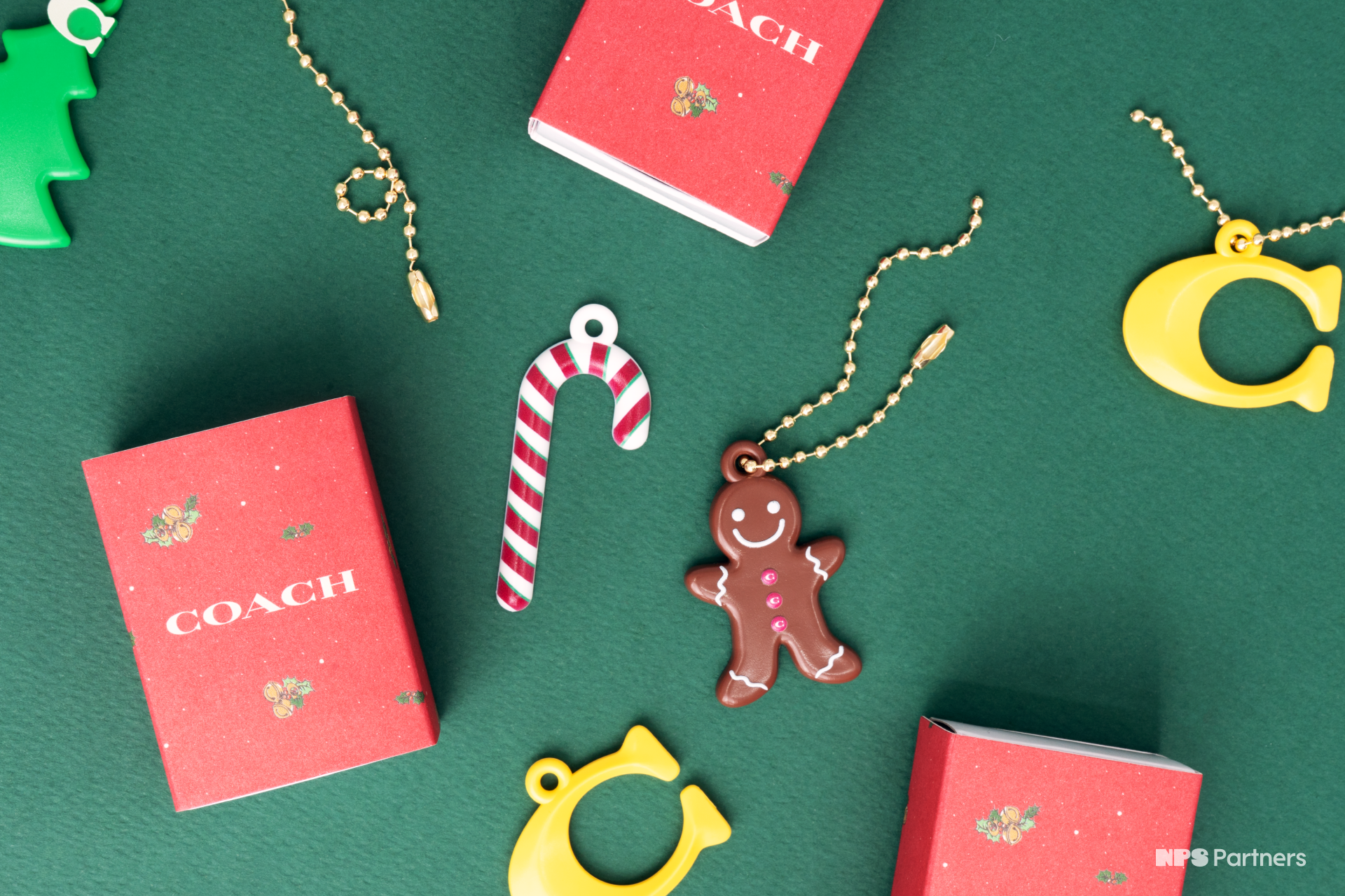 3_2비율_11_비카인드_코치 키링_제품_연출컷1.png