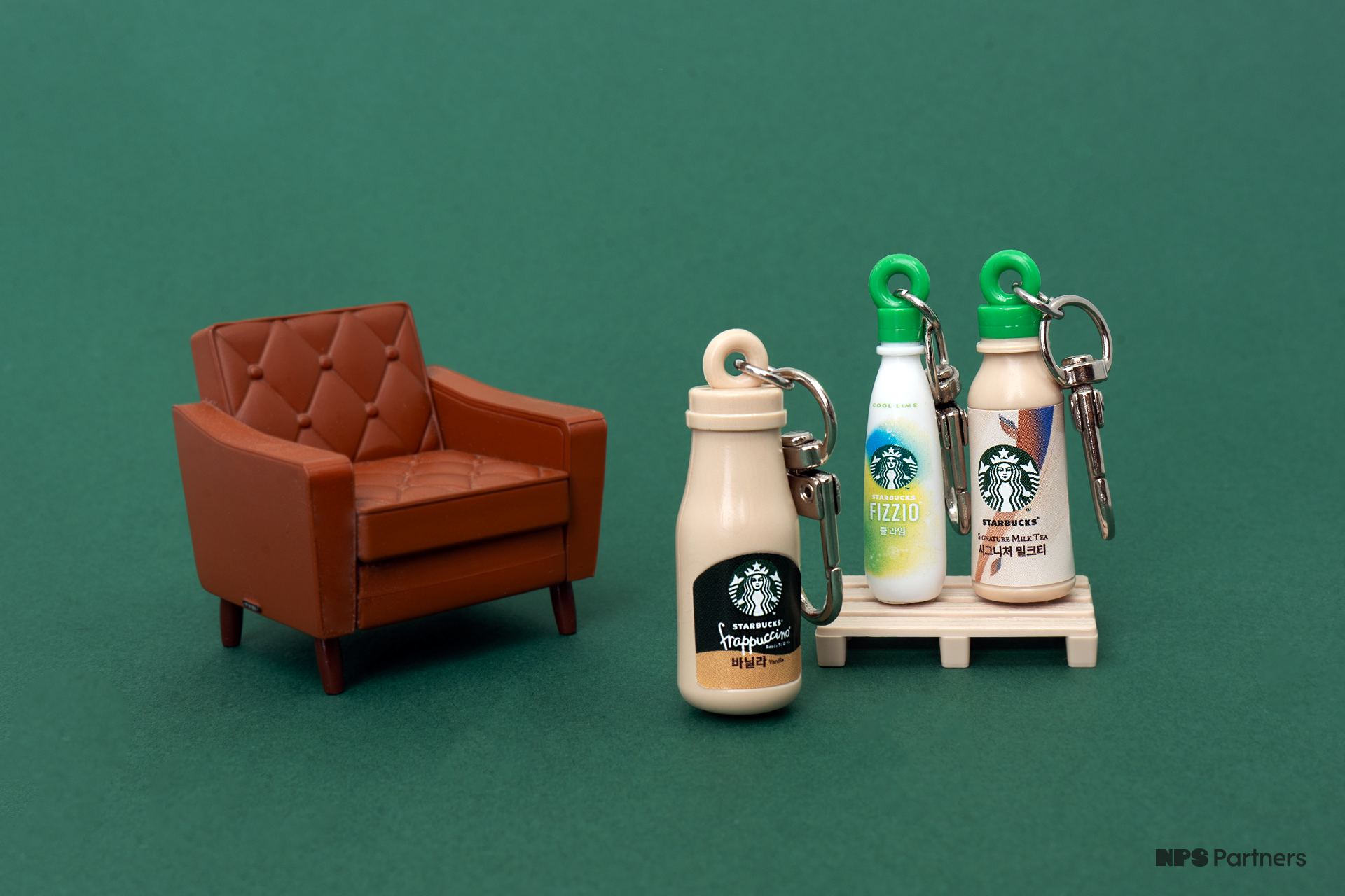 3_2비율_12_스타벅스_음료3종_제품_단체샷2.png