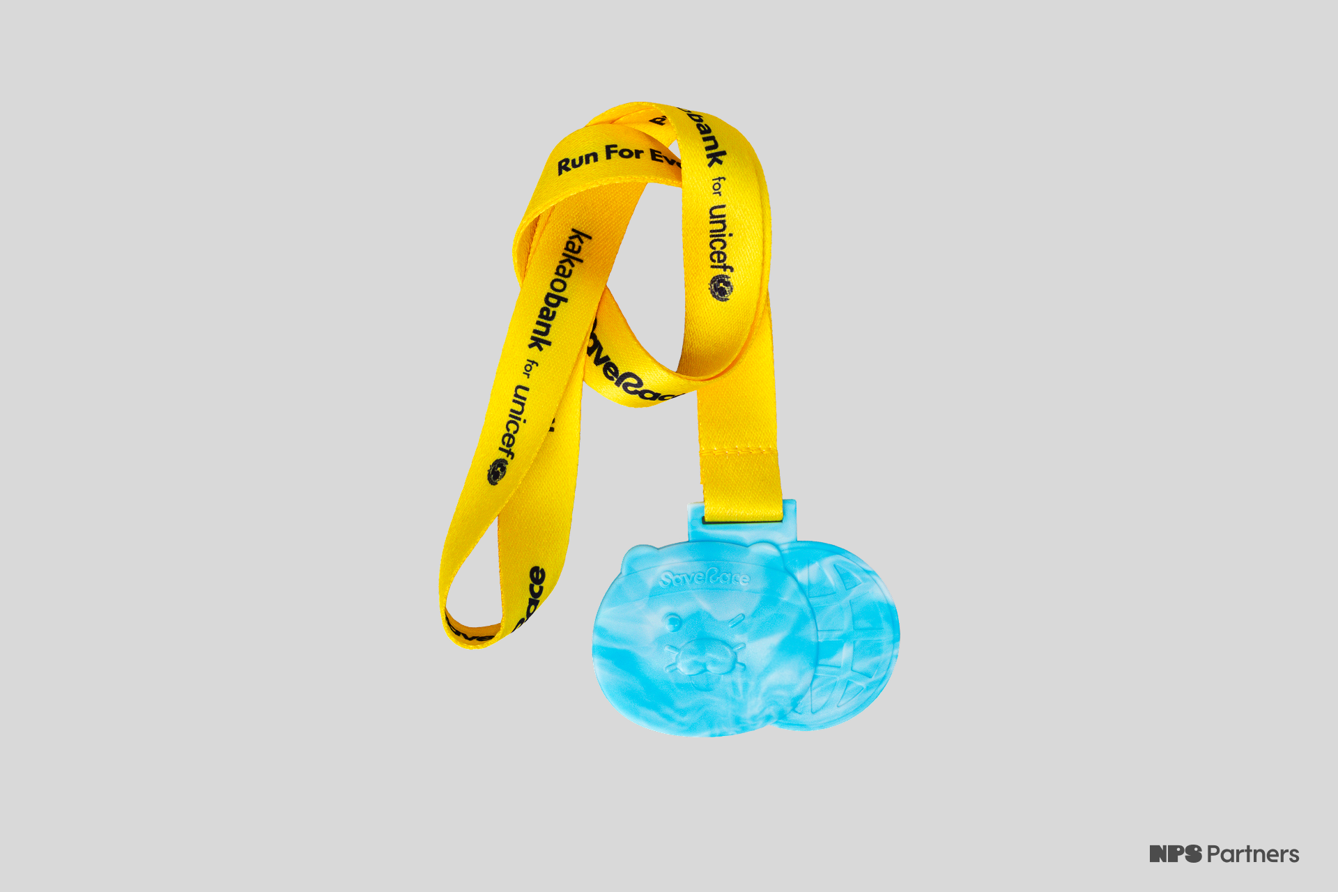 3_2비율_12_카카오뱅크_세이브레이스 춘식이 기념 메달_연출샷1.png