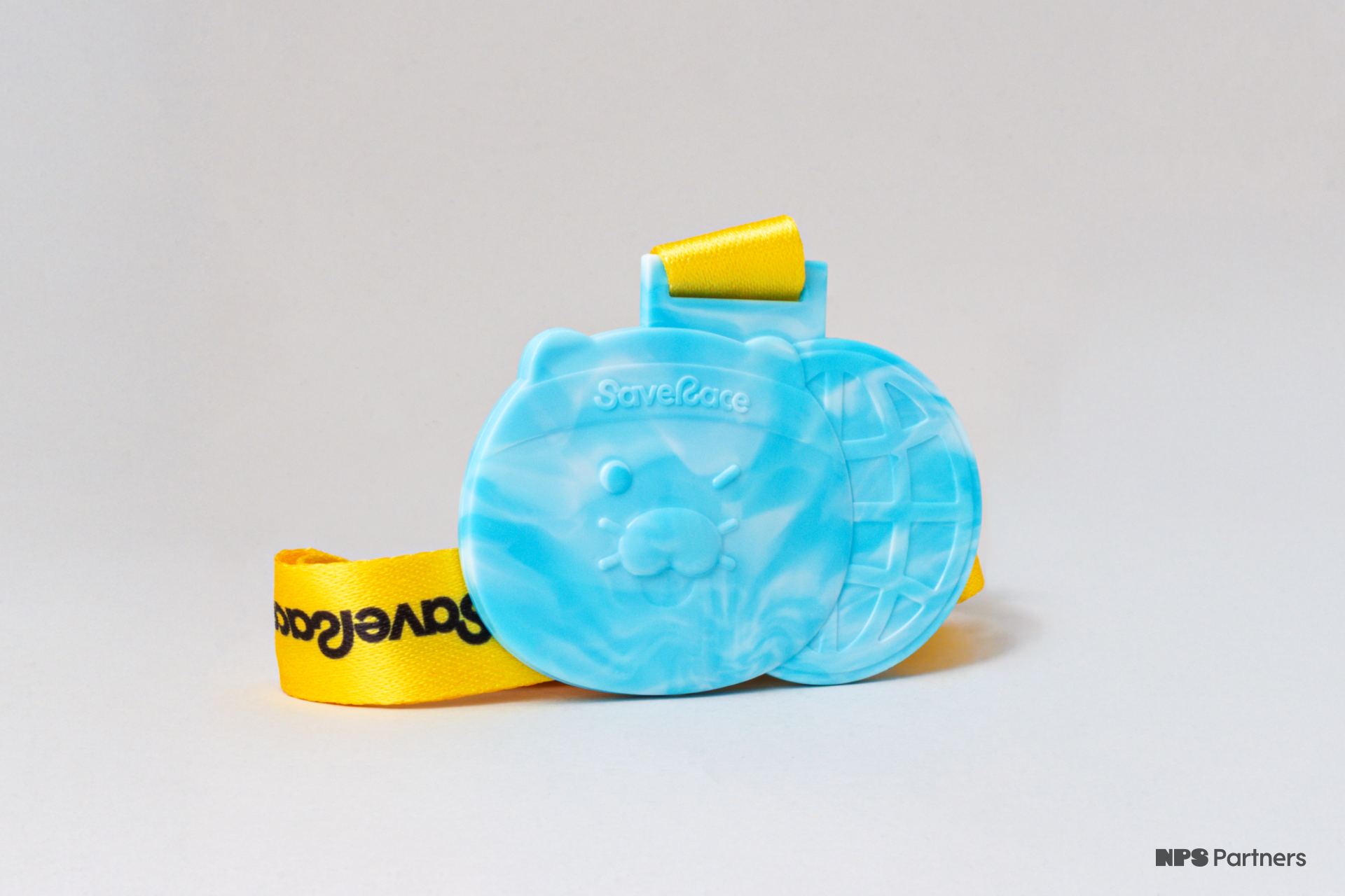 3_2비율_12_카카오뱅크_세이브레이스 춘식이 기념 메달_연출샷2.png