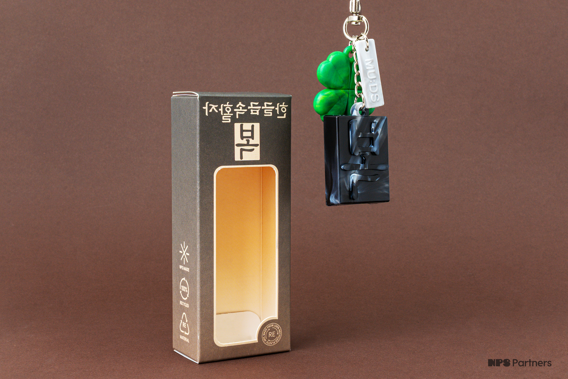 3_2비율_12_국립중앙박물관_금속활자키링3종_제품_연출샷1.png