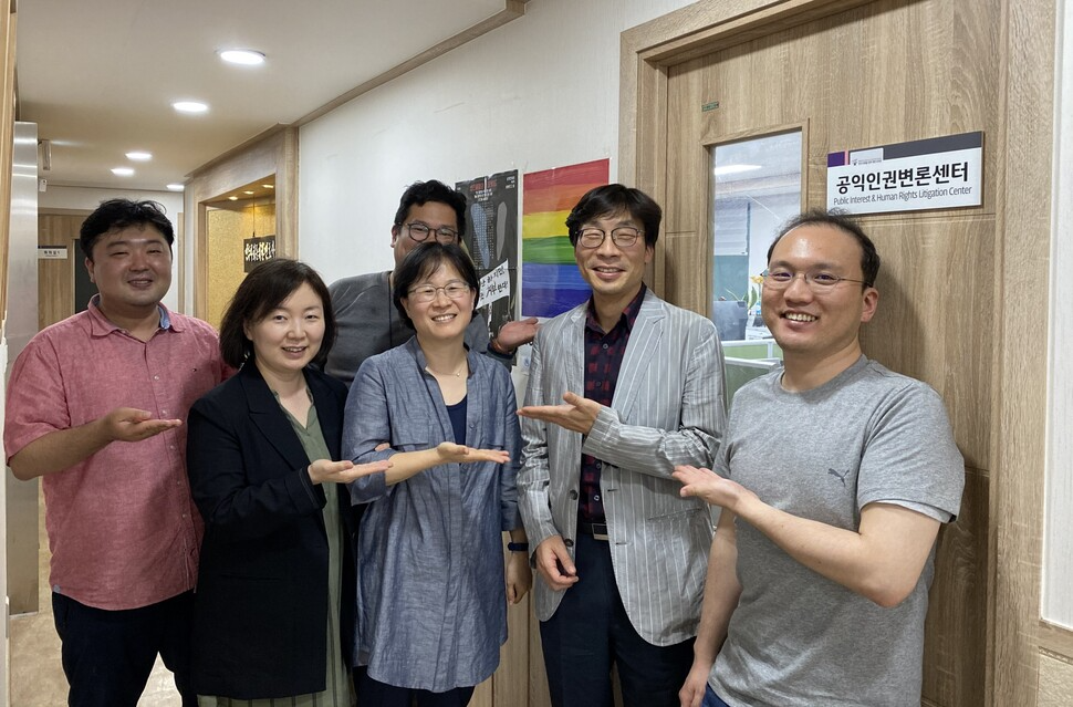 2020년 5월18일 서울 서초구 민주사회를 위한 변호사모임 공익인권변론센터 사무실에 모인 변론센터 구성원. 왼쪽부터 서채완 변호사, 이수연 간사, 조영관 변호사, 이상희 소장, 전임 소장인 송상교 변호사, 최용근 변호사. 변론센터 제공 2020년 5월18일 서울 서초구 민주사회를 위한 변호사모임 공익인권변론센터 사무실에 모인 변론센터 구성원. 왼쪽부터 서채완 변호사, 이수연 간사, 조영관 변호사, 이상희 소장, 전임 소장인 송상교 변호사, 최용근 변호사. 변론센터 제공
