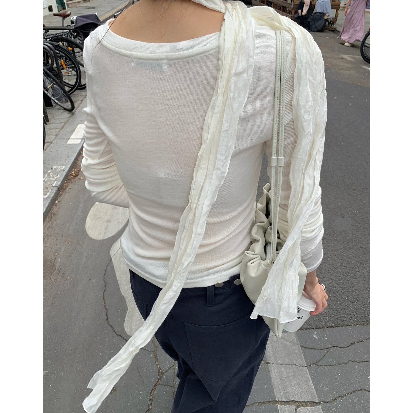 슬림 브이넥 긴팔 티셔츠 적당한 크롭 기장