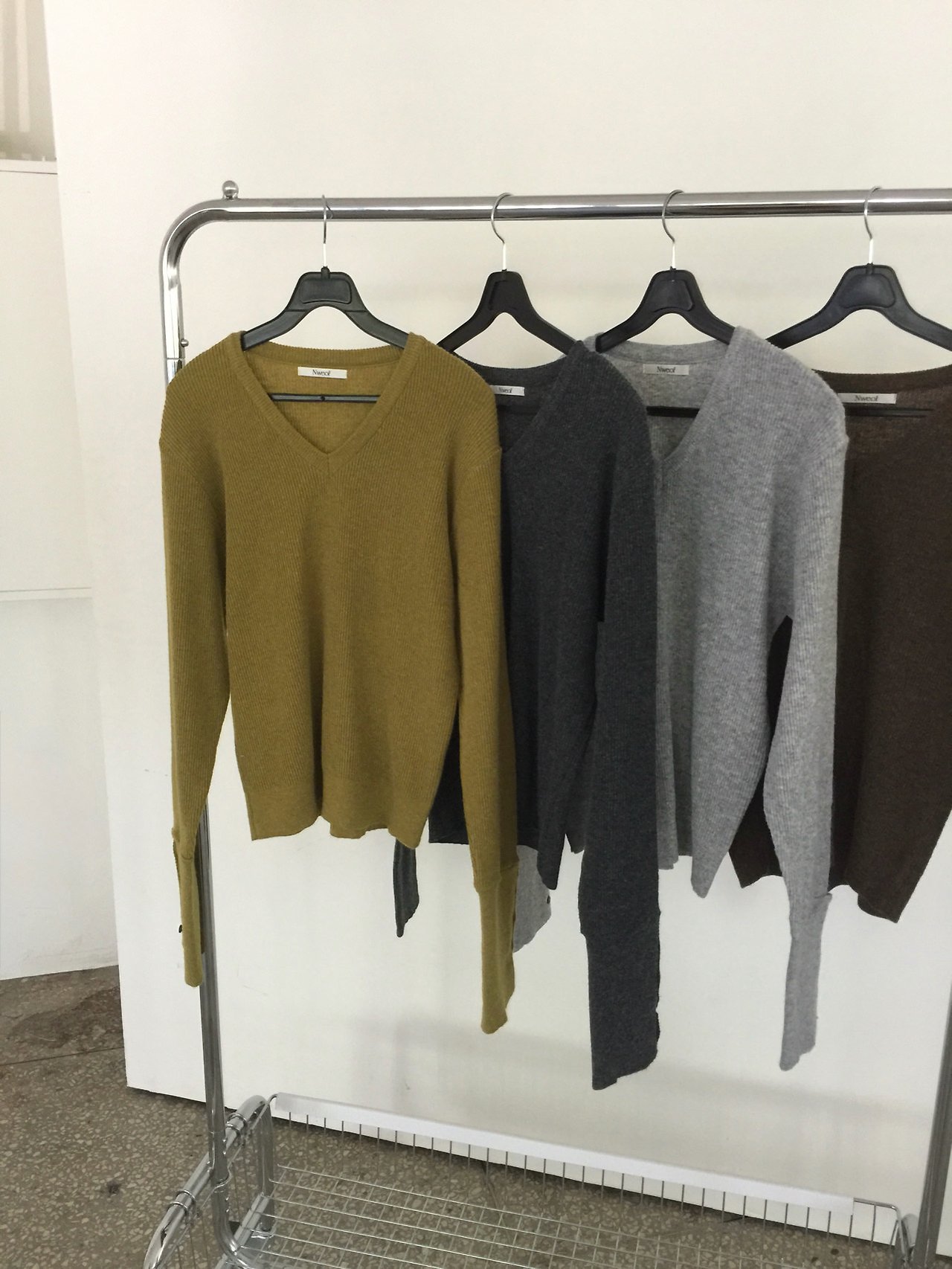 소매 버튼 브이넥 골지 니트