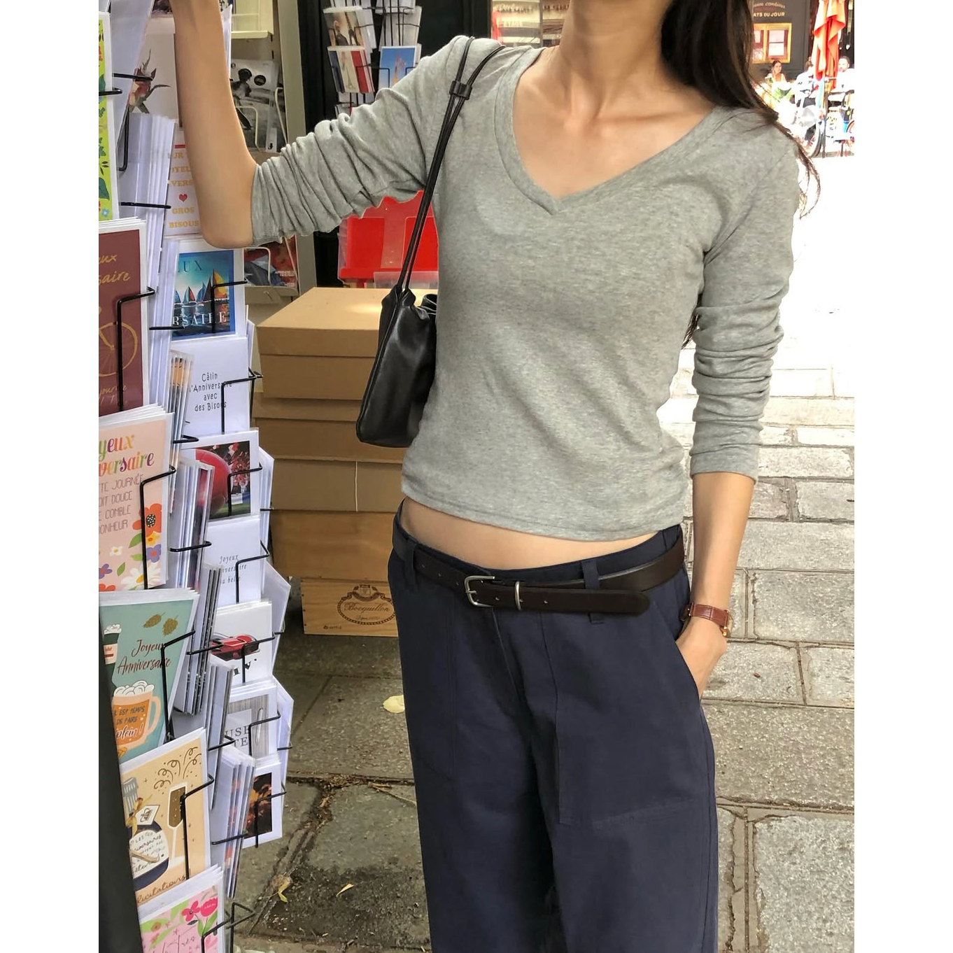 슬림 브이넥 긴팔 티셔츠 적당한 크롭 기장