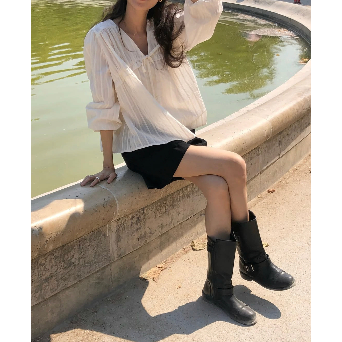 부트 간절기 루즈핏 셔링 브이넥 블라우스
