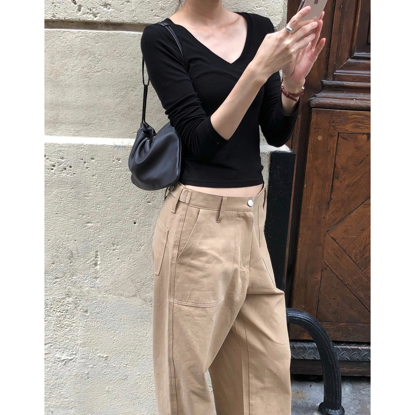 슬림 브이넥 긴팔 티셔츠 적당한 크롭 기장