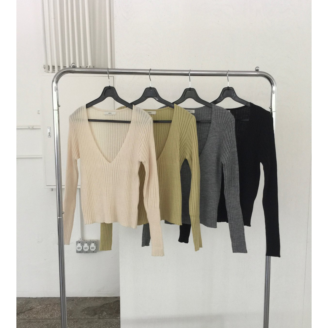 26FW 슬로우 브이넥 골지 슬림 니트