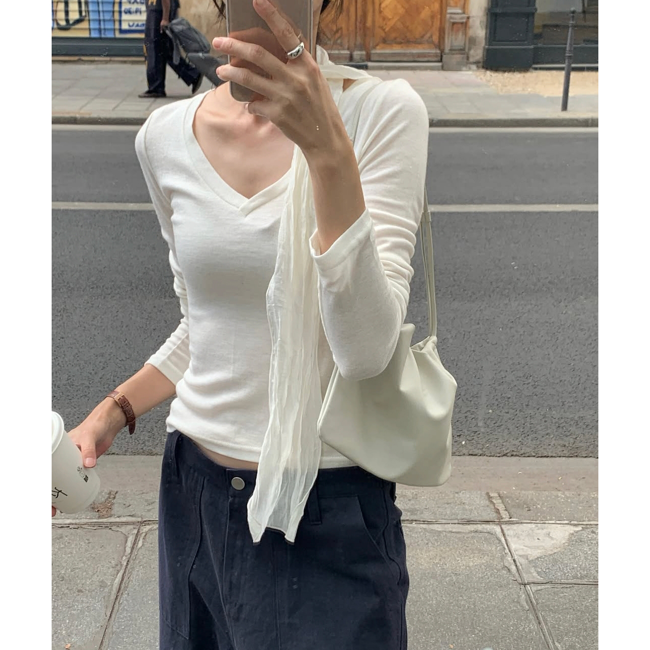 슬림 브이넥 긴팔 티셔츠 적당한 크롭 기장