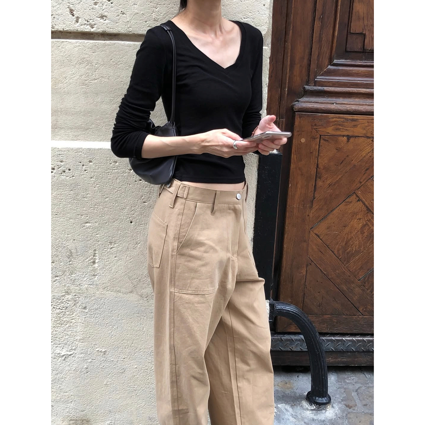 슬림 브이넥 긴팔 티셔츠 적당한 크롭 기장
