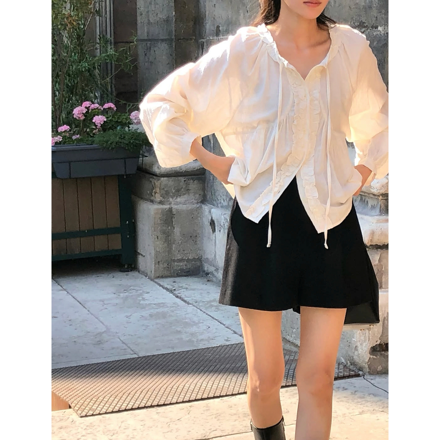 윈 벌룬 프릴 화이트 셔링 블라우스