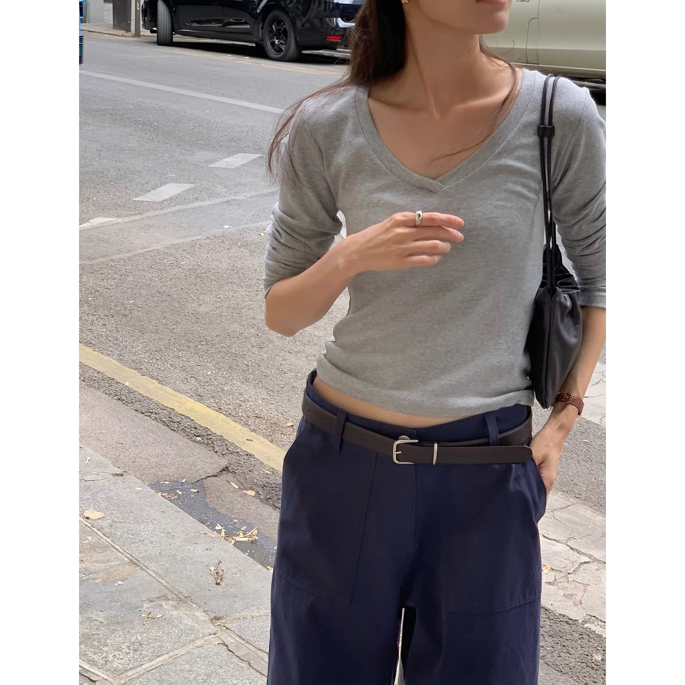 슬림 브이넥 긴팔 티셔츠 적당한 크롭 기장