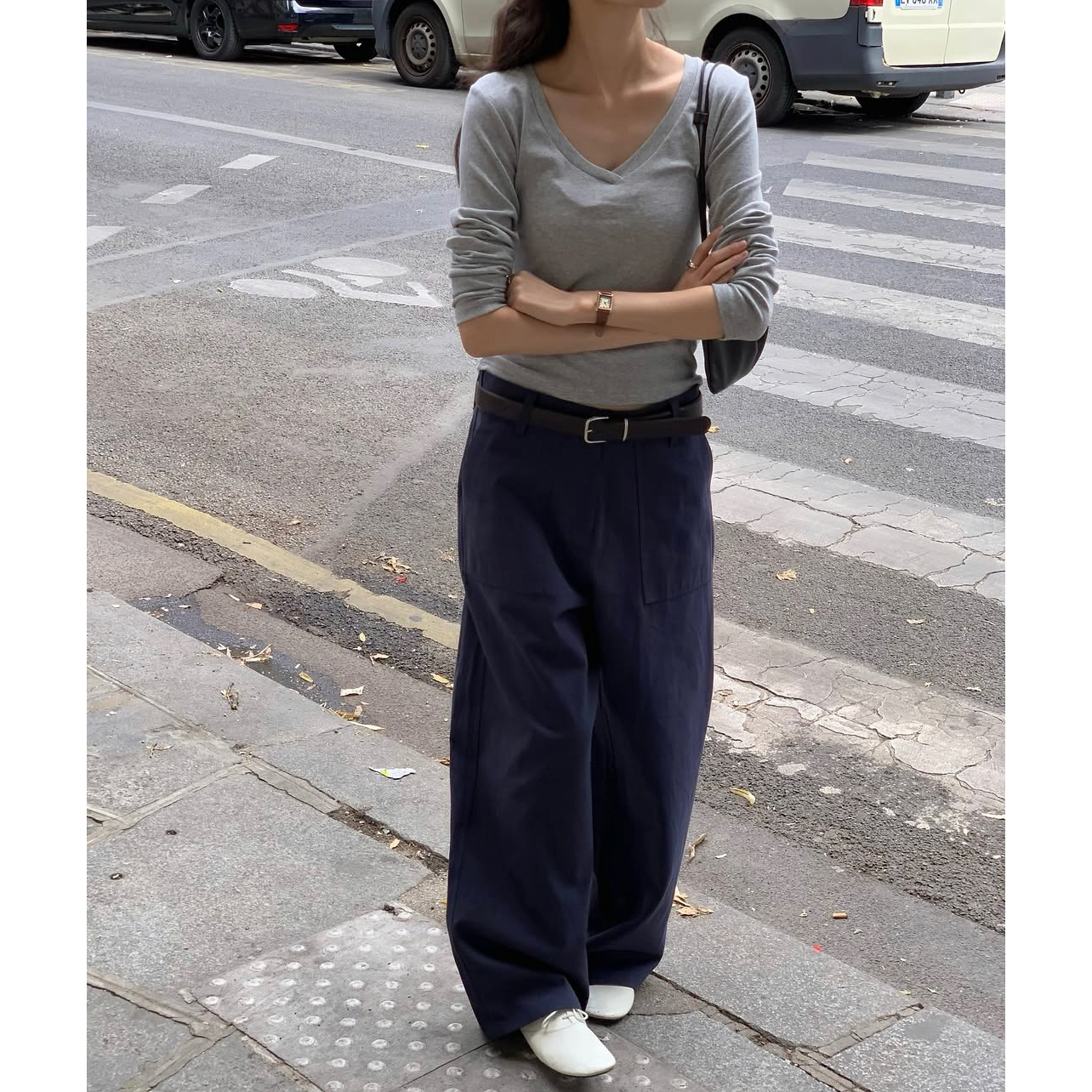 슬림 브이넥 긴팔 티셔츠 적당한 크롭 기장