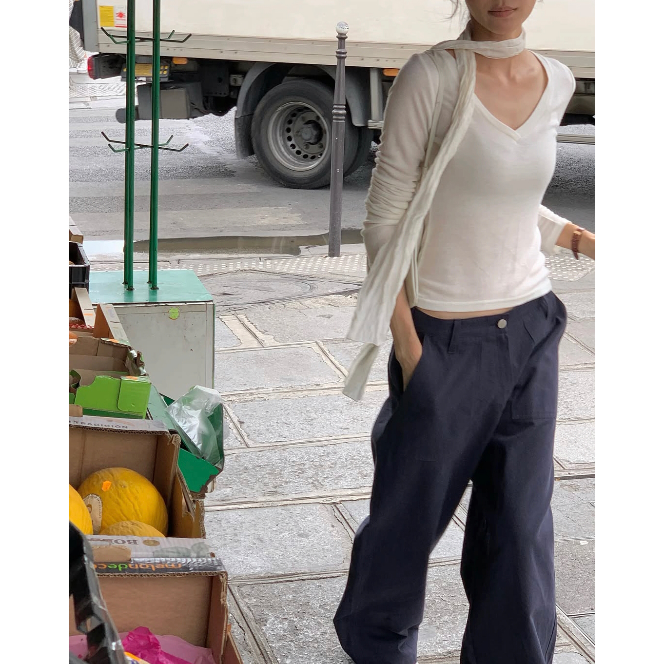 슬림 브이넥 긴팔 티셔츠 적당한 크롭 기장