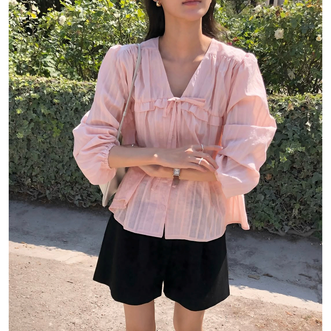 부트 간절기 루즈핏 셔링 브이넥 블라우스