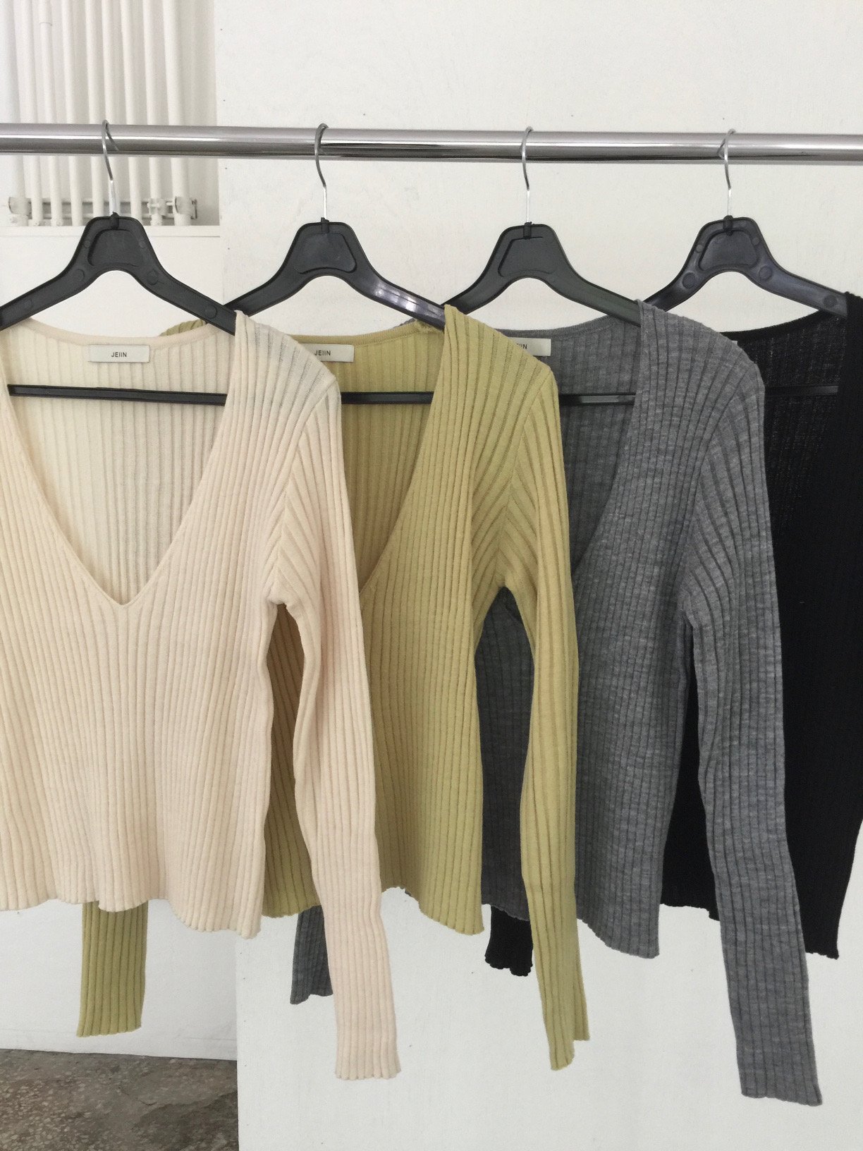 26FW 슬로우 브이넥 골지 슬림 니트