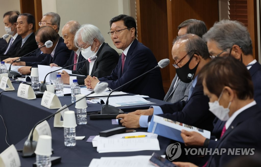 인사말 하는 정덕구 이사장