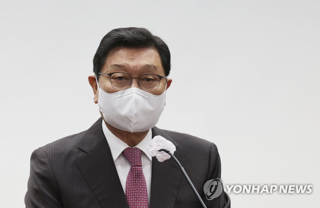 인사말하는 정덕구 니어재단 이사장