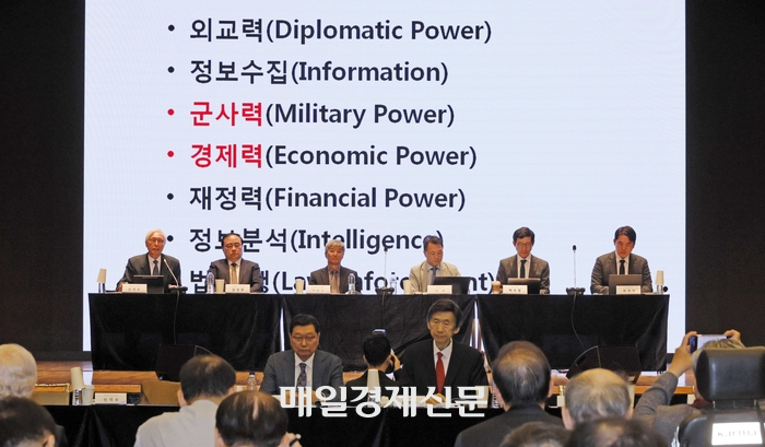 니어재단이 20일 서울 대한상공회의소에서 20일 개최한 국가전략 세미나 “복합 전환기, 한국의 자강지계” 포럼. 이 세미나에는 정덕구 NEAR재단 이사장(전 산업자원부 장관), 윤병세 전 외교부 장관, 신각수 전 주일 대사, 김성한 전 국가안보실장 등 국내외 주요 인사들이 연사 및 발표자로 참석해 “자강과 동맹의 상호 보완성, 글로벌 기술협력, 동맹 현대화” 등 시의성 있는 주제들을 심도 있게 논의했다. 2025.10.20 [김호영기자]