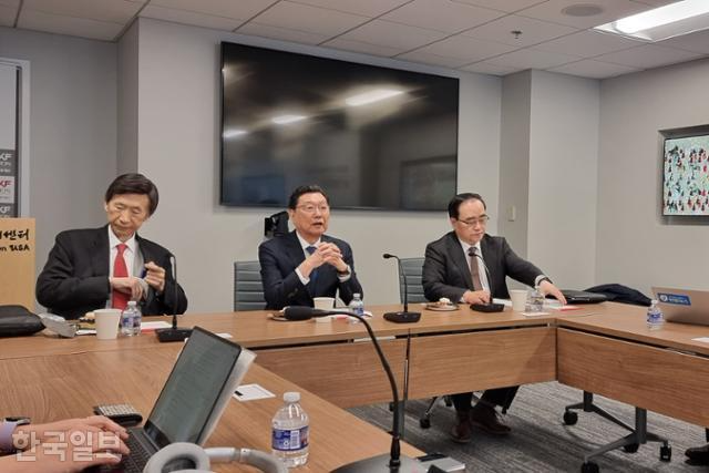 윤병세(왼쪽부터) 서울국제법연구원 이사장(전 외교부 장관)과 정덕구 니어재단 이사장(전 산업자원부 장관), 김성한 고려대 교수(전 대통령실 국가안보실장)이 미국 워싱턴 한국국제교류재단(KF) 워싱턴사무소에서 한국 특파원단 대상 간담회를 하고 있다. 워싱턴=권경성 특파원