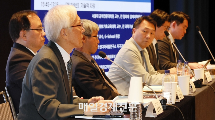 니어재단이 20일 서울 대한상공회의소에서 20일 개최한 국가전략 세미나 “복합 전환기, 한국의 자강지계” 포럼. 이 세미나에는 정덕구 NEAR재단 이사장(전 산업자원부 장관), 윤병세 전 외교부 장관, 신각수 전 주일 대사, 김성한 전 국가안보실장 등 국내외 주요 인사들이 연사 및 발표자로 참석해 “자강과 동맹의 상호 보완성, 글로벌 기술협력, 동맹 현대화” 등 시의성 있는 주제들을 심도 있게 논의했다. 2025.10.20 [김호영기자]