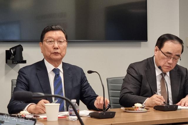 산업자원부 장관을 지낸 정덕구(왼쪽) 니어재단 이사장이 6일 미국 워싱턴에서 한국 특파원들을 상대로 미 싱크탱크 관계자들에게 들은 얘기를 전하고 있다. 워싱턴=권경성 특파원