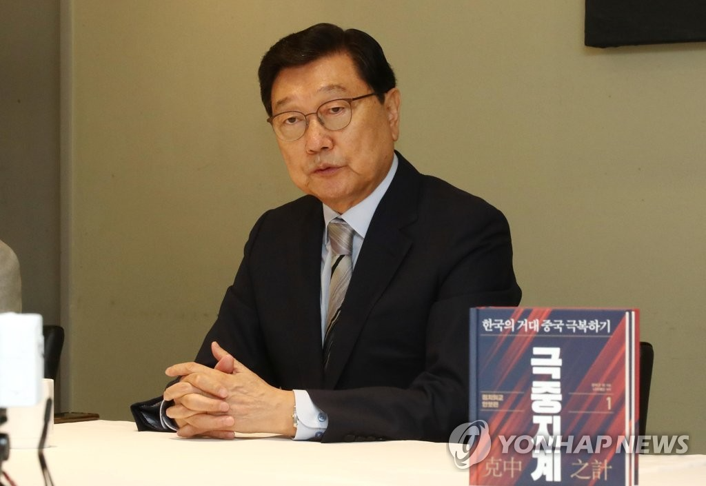 발언하는 정덕구 니어재단 이사장
