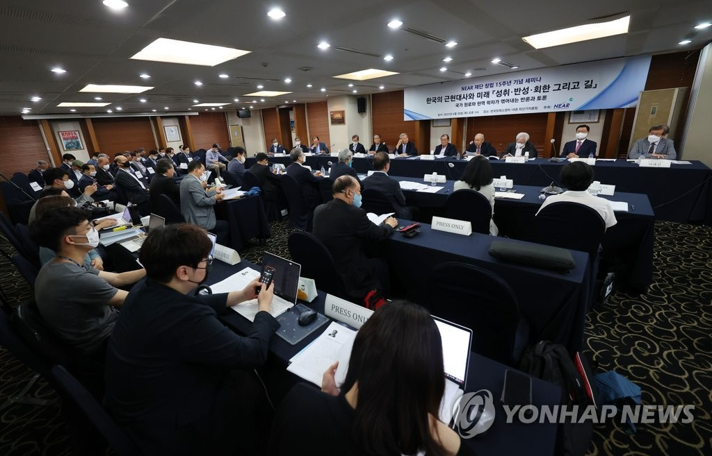 인사말 하는 정덕구 이사장