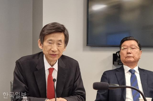 6일 미국 워싱턴에서 한국 특파원들과 정보를 공유하고 있는 윤병세(왼쪽) 전 외교부 장관. 워싱턴=권경성 특파원