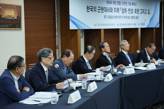 니어(NEAR)재단이 주최한 '한국의 근현대사와 미래 - 성취·반성·회한 그리고 길' 세미나가 30일 오후 서울 중구 프레스센터에서 열렸다. 이날 제2세션 '정치와 법칙-민주주의'에서 김황식 전 국무총리(왼쪽 둘째)이 발언하고 있다. 김경록 기자