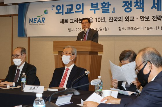 정덕구 니어재단 이사장은 인삿말을 통해 "외교가 국내 정치의 하위 개념에서 벗어나야 한다"며 '외교의 부활'이 새 정부의 외교안보 전략 설정 과정에 나침반이 될 수 있길 기대했다. [연합뉴스]