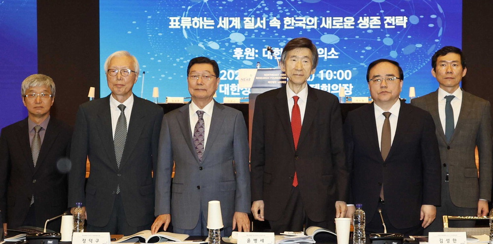 20일 열린 니어(NEAR)재단 국가 전략 세미나에서 참석자들이 기념촬영을 하고 있다. 왼쪽부터 이춘근 한국과학기술기획평가원 초빙전문위원, 신각수 전 주일대사, 정덕구 니어재단 이사장, 윤병세 전 외교부 장관, 김성한 고려대 국제대학원 교수, 백우열 연세대 정치외교학과 교수. 김호영 기자