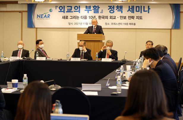 15일 오후 서울 중구 한국프레스센터에서 니어재단이 새로 그리는 다음 10년, 한국의 외교ㆍ안보 전략 지도를 주제로 연 '외교의 부활 정책 세미나'에서 송민순 전 외교통상부 장관이 축사를 하고 있다.  2021.11.15 /연합뉴스  